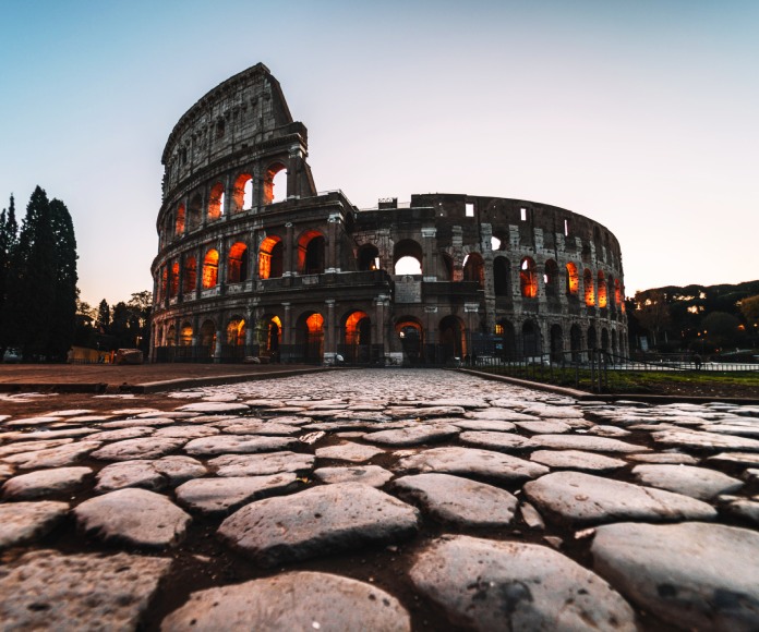 Coliseo romano de noche.