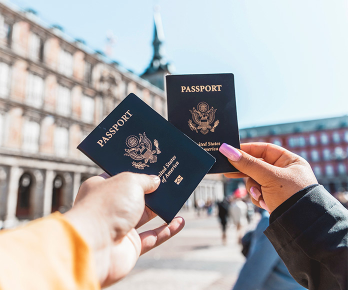 Dos personas sosteniendo sus pasaportes en Madrid