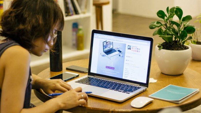 Joven frente a una laptop