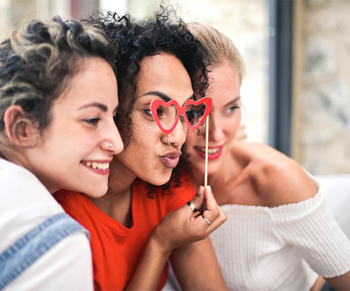 Tres mujeres felices posando para la foto