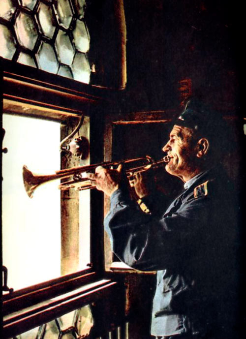 Trompetista tocando la trompeta desde la basílica de Santa María, Cracovia