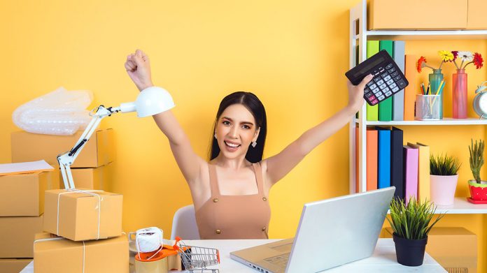 Mujer contenta tras mesa de escritorio