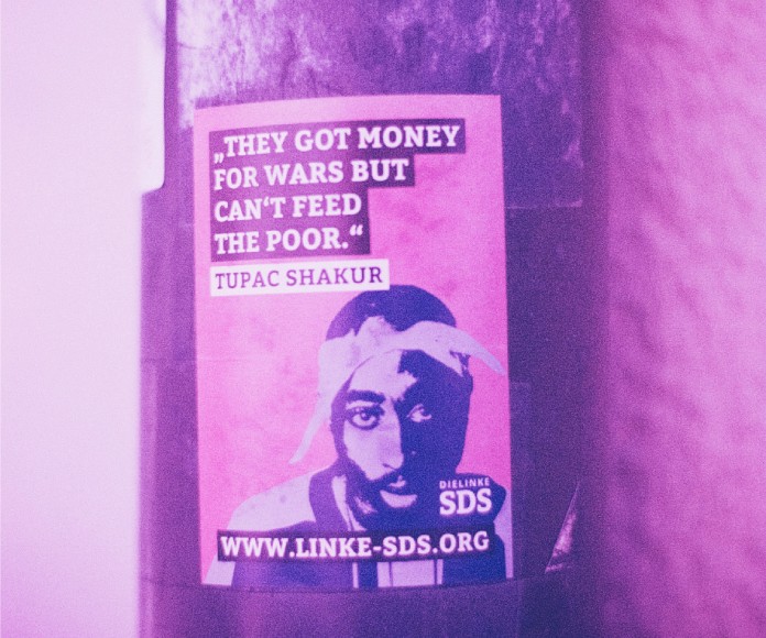 Panfleto con la imagen de Tupac.