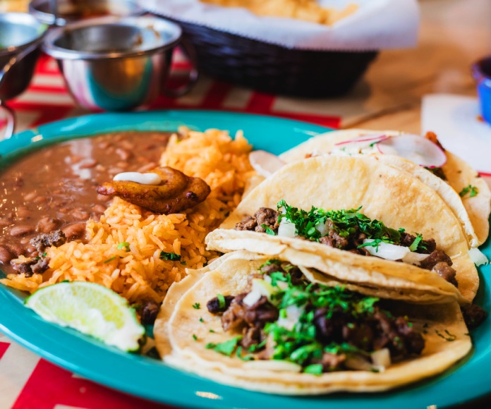 Plato con comida típica de México.