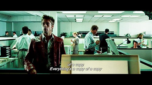 Frame de El Club de la Lucha donde se ve a Tyler Durden en la oficina