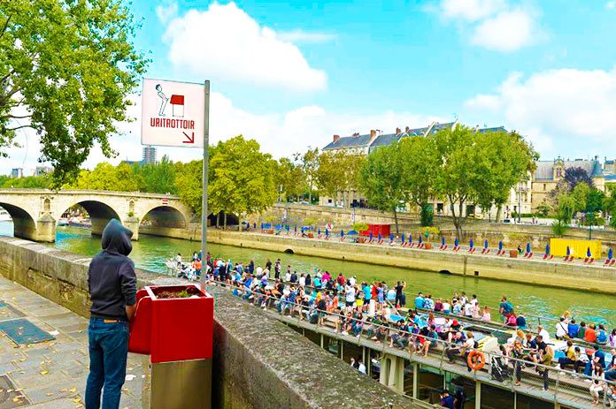 Los urinarios ecológicos al aire libre que causan polémica en París