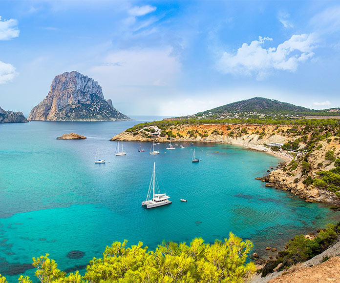 Playa de Ibiza con velero