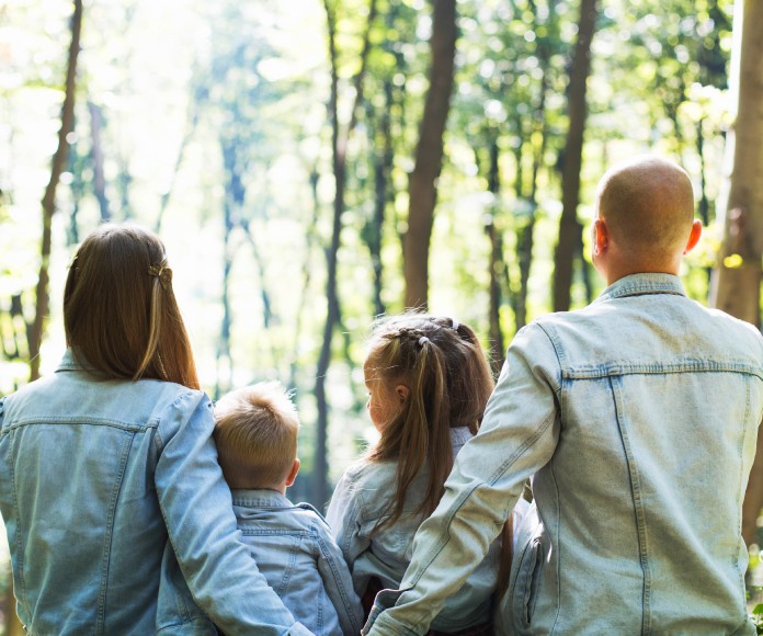 Familia de espaldas.