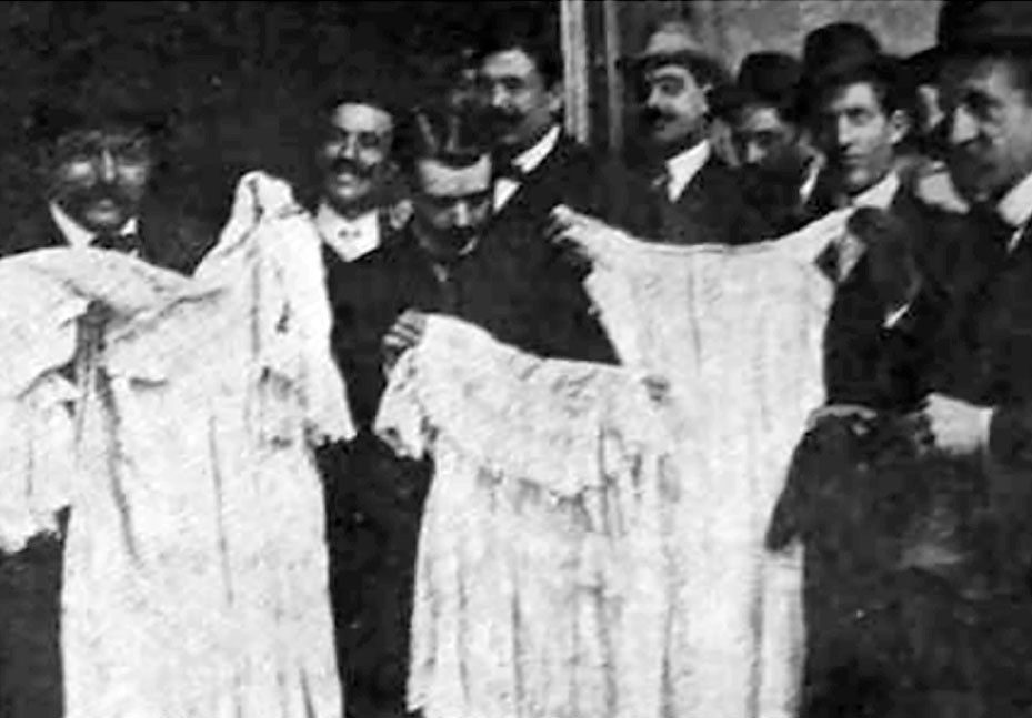 Periodistas mostrando la ropa interior de Enriqueta Martí, el día de su detención.