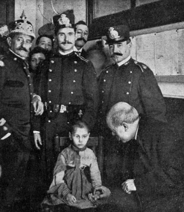 La niña Teresina Guitart tras ser encontrada, 1912