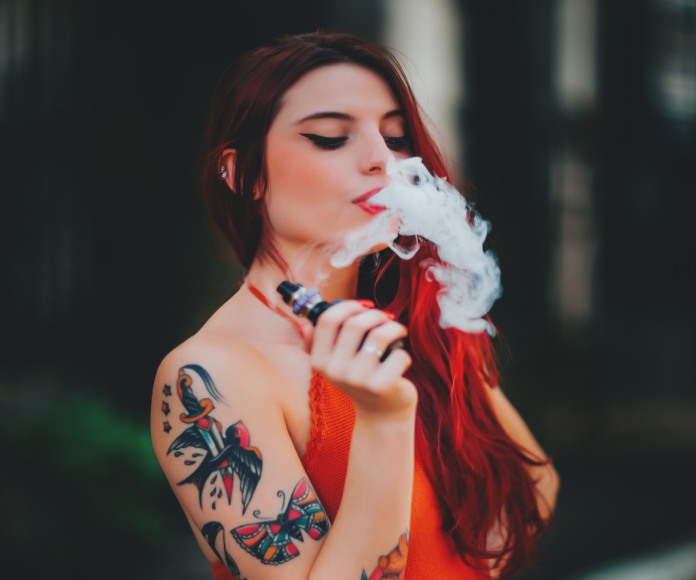 Chica vapeando