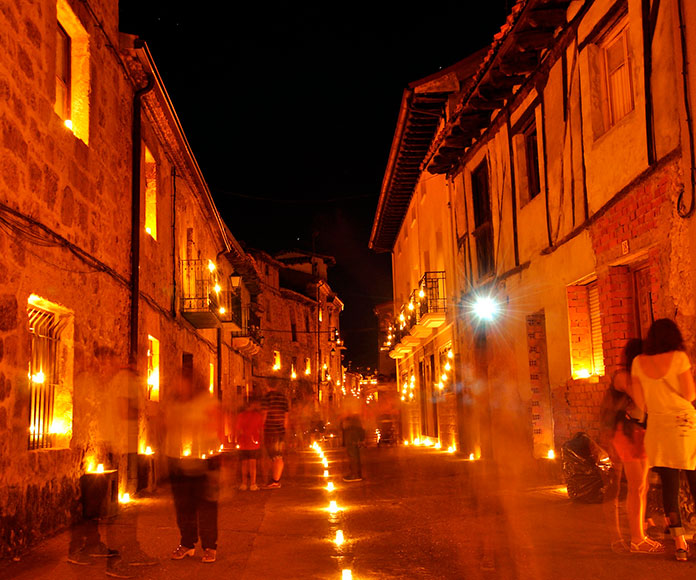 Velas en las calles de Pedraza, España