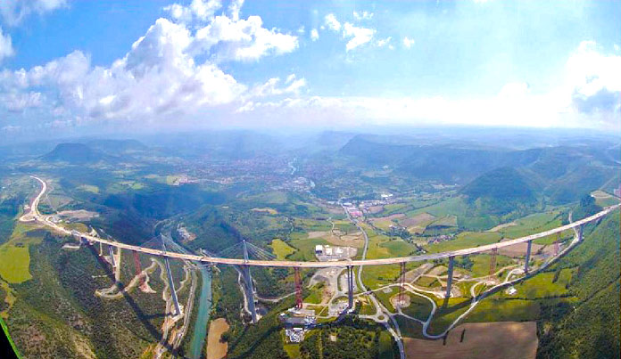 Vista aerea del Viaducto de Millau durante su construcción.