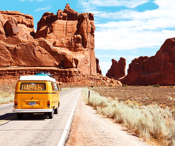 Furgoneta Volkswagen amarilla en carretera hacia el cañón del colorado