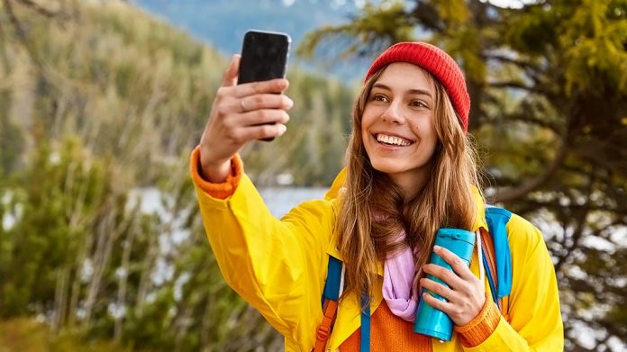 viajera haciéndose un selfie