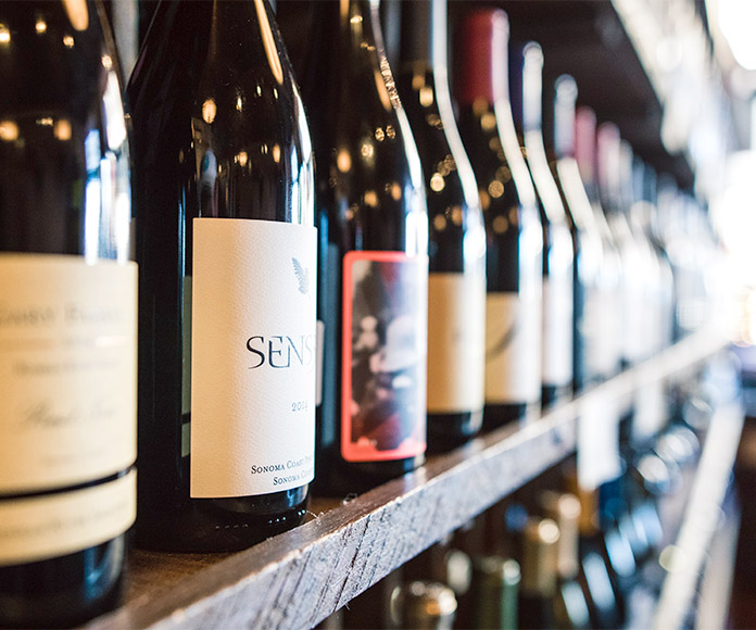Botellas de vino en la estantería de un bar