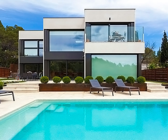 Fachada de una vivienda modular con piscina