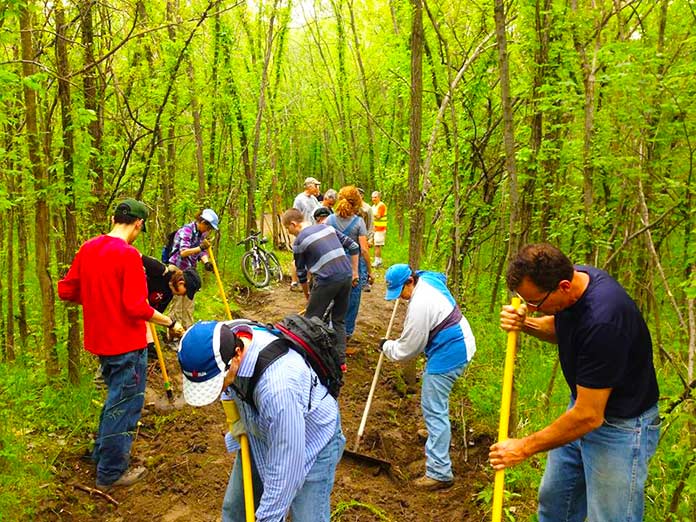 Voluntarios limpiando