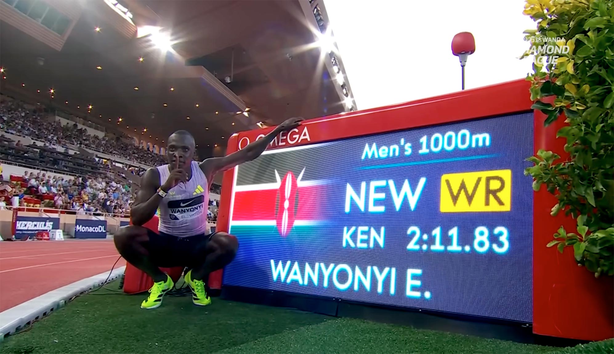 Emmanuel Wanyonyi posa junto al marcador del Estadio Luis II