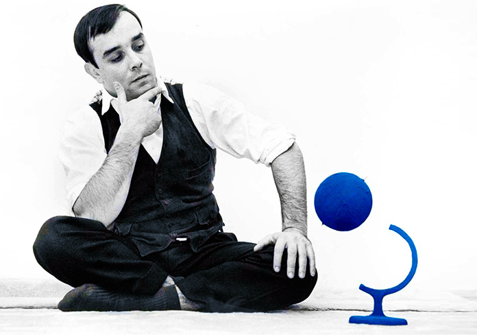 Yves Klein y el globo terráqueo azul