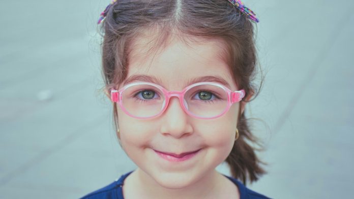 Niña con lentes